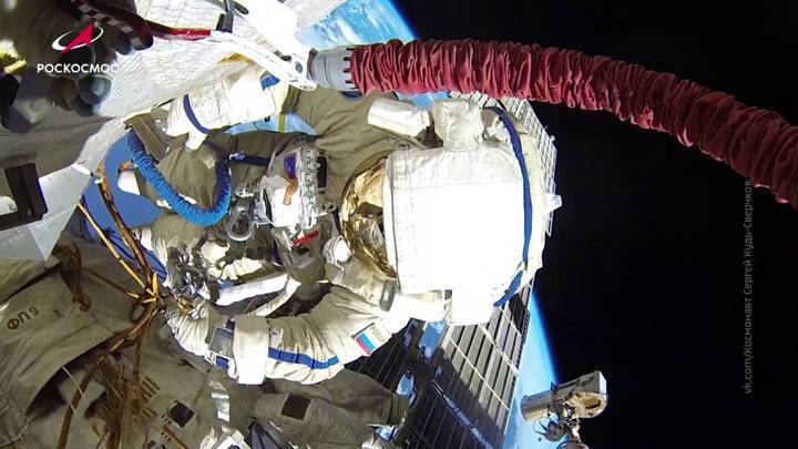 На повышение окладов космонавтов направят 127,4 млн рублей