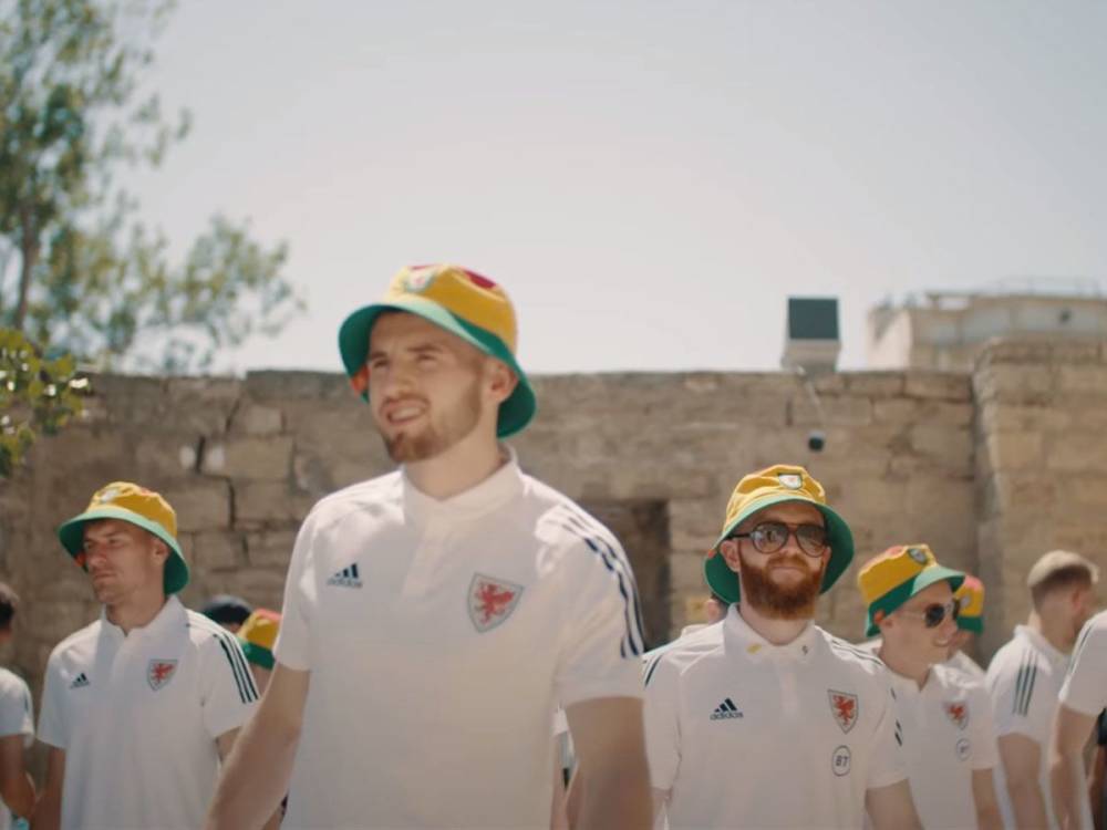 Члены сборной Уэльса по футболу прогулялись по улицам Баку (ВИДЕО)