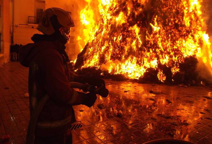 Трехкомнатная квартира вспыхнула в Колпинском районе Петербурга