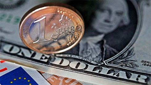 Курс евро укрепляется к доллару 14 июня после сильной статистики по еврозоне