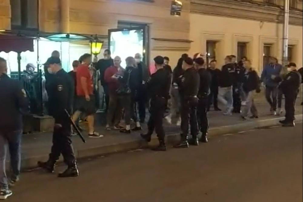 Польская полиция начала патрулировать Петербург из-за своих фанатов