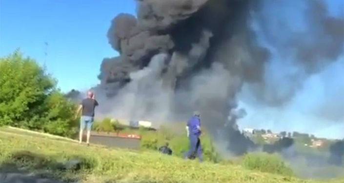 Огромный столб огня: на АЗС в Новосибирске произошел пожар, прогремели взрывы. Видео