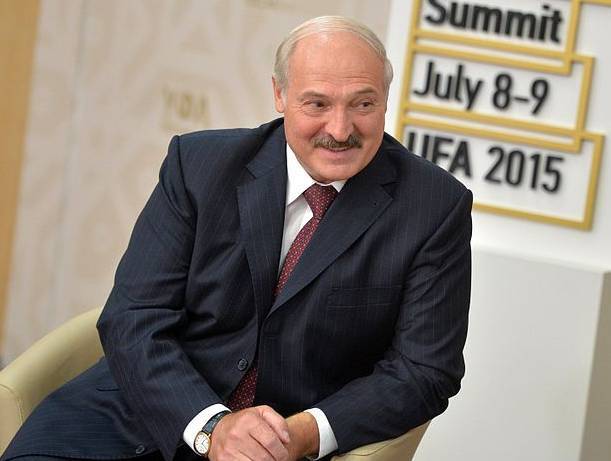 Лукашенко поручил обучить всех белорусов обращаться со стрелковым оружием из-за «одуревшего мира»