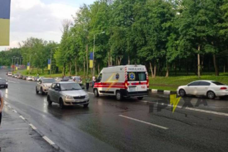 В Харькове из кабины канатной дороги выпал мужчина, его сбила машина