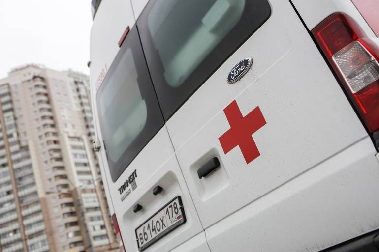 Петербуржца госпитализировали после нападения в Колпино