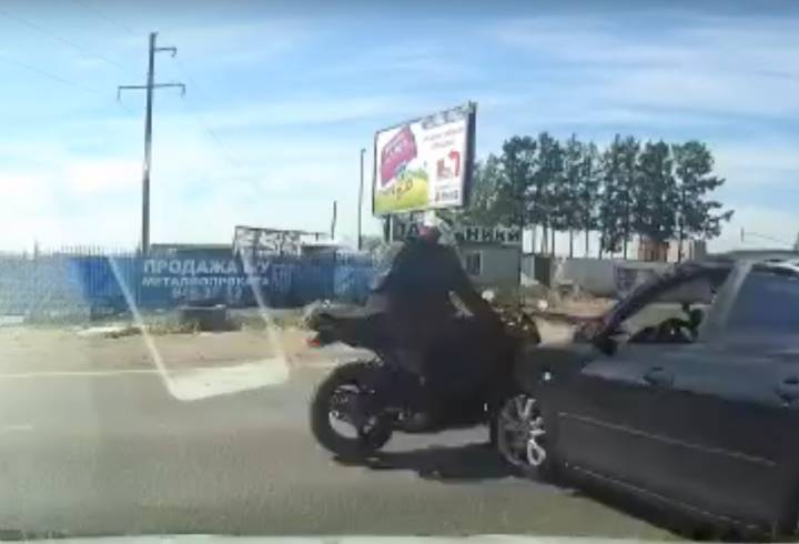 Водитель автомобиля отправил в «полёт» мотоциклиста в Тосненском районе