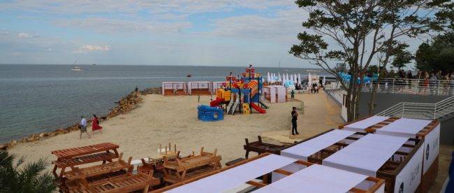 В Одессе открыли инклюзивный пляж с пандусами и лифтом
