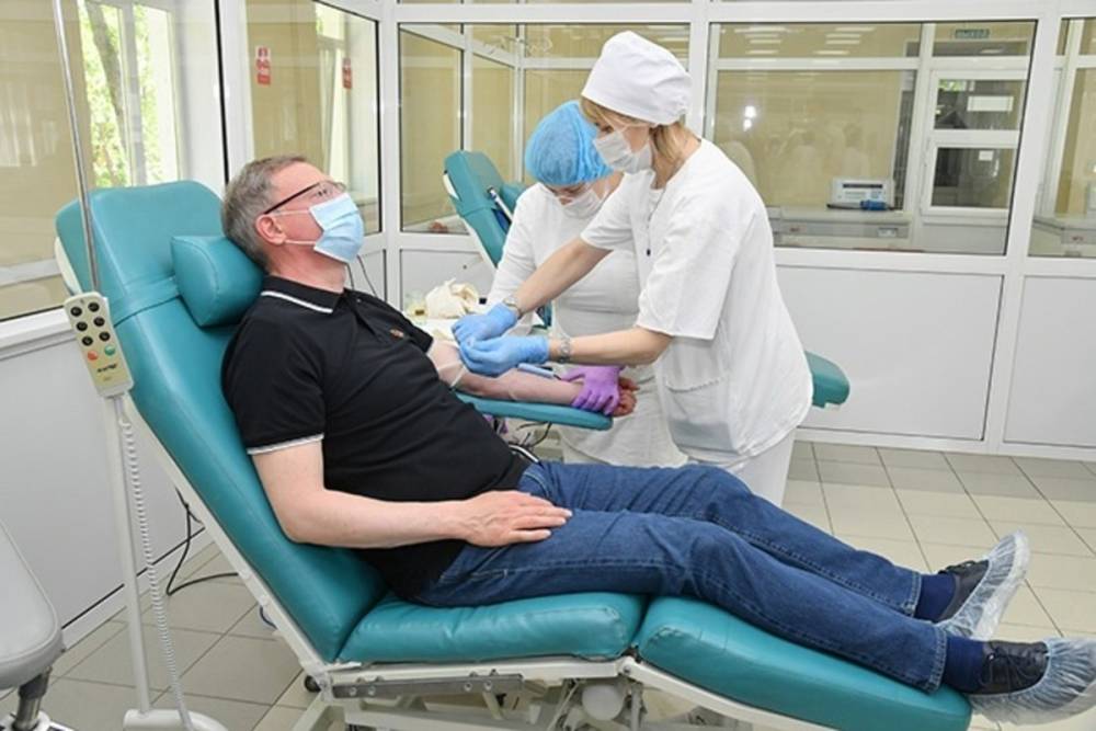 Омский губернатор Бурков сдал кровь во Всемирный день донора