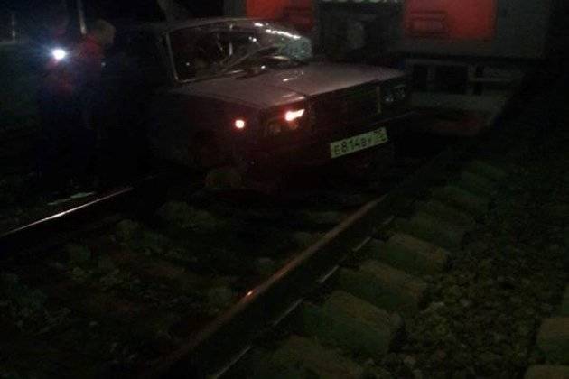Поезд в Забайкалье протаранил машину, водитель которой выехал на переезд