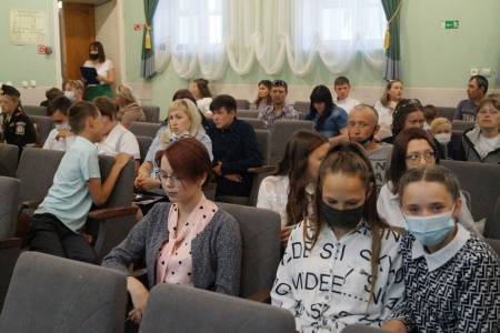 В канун Дня России в Кунгуре торжественно вручили первые паспорта 14-летним школьникам