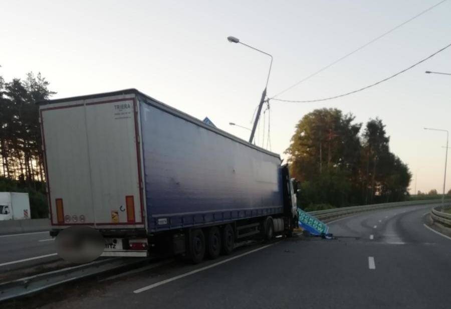 Дальнобойщик погиб в ДТП на трассе М10 в Тверской области