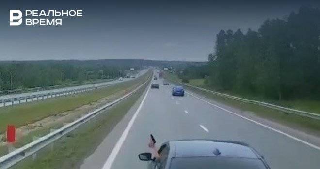 В соцсетях появилось видео, как в Татарстане водитель легковушки едет с пистолетом в руках