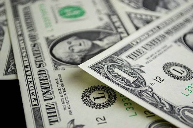 Средневзвешенный курс доллара снизился до 71,83 рубля