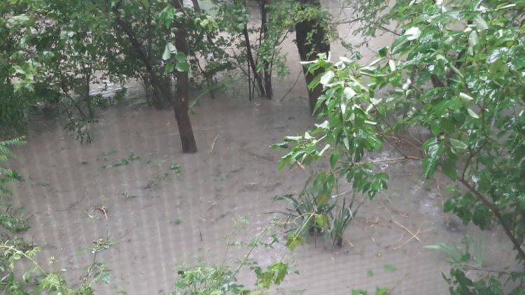 В Феодосии затопило улицы и дворы: виноват аномальный ливень