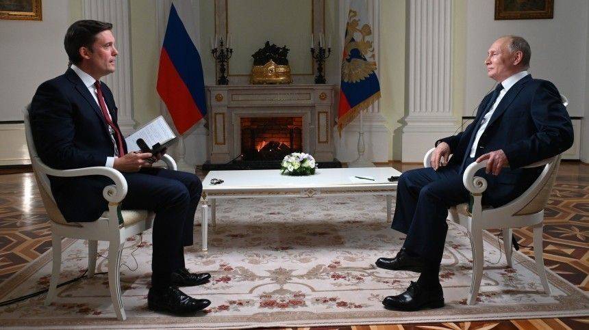Народный фольклор и крепкое рукопожатие: главные цитаты интервью Путина NBC