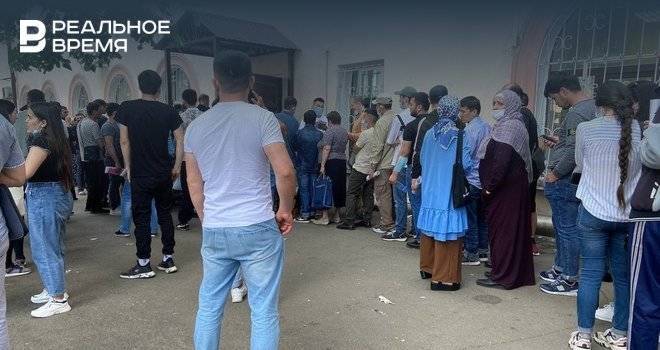 Сотни мигрантов выстроились в очередь за продлением разрешений в Казани
