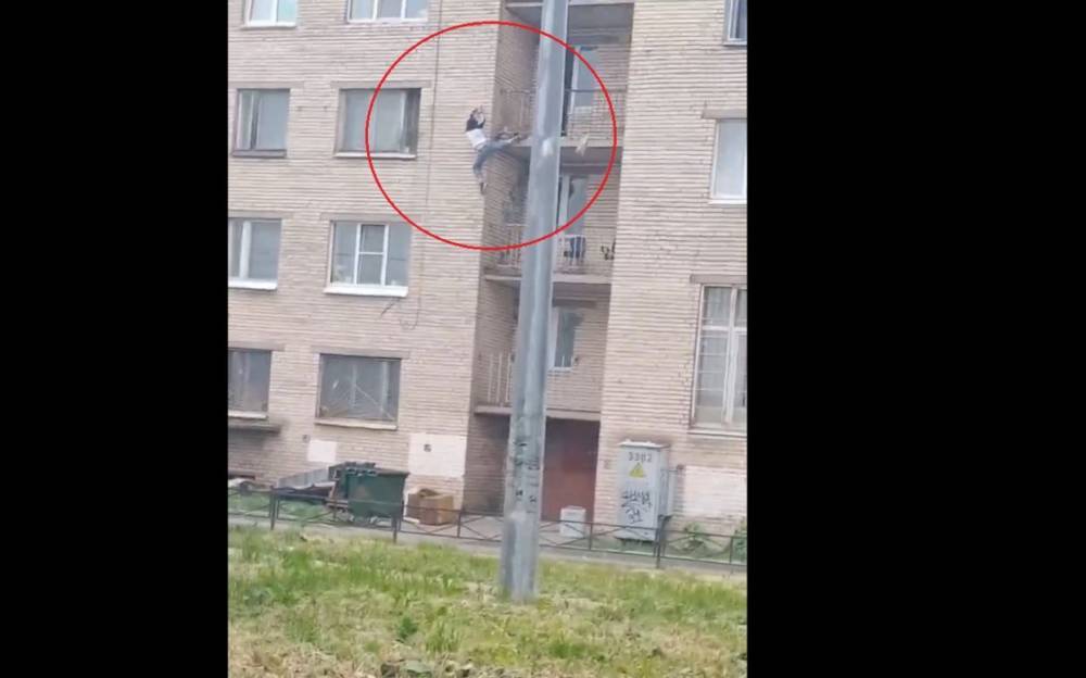 Петербуржец спас женщину от падения с третьего этажа