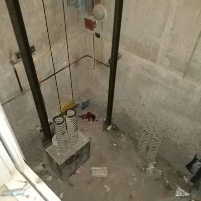 Мужчина погиб при падении в шахту лифта в Москве