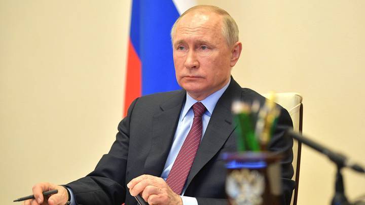 Путин поручил обеспечить опекунов правом на пособие на ребенка