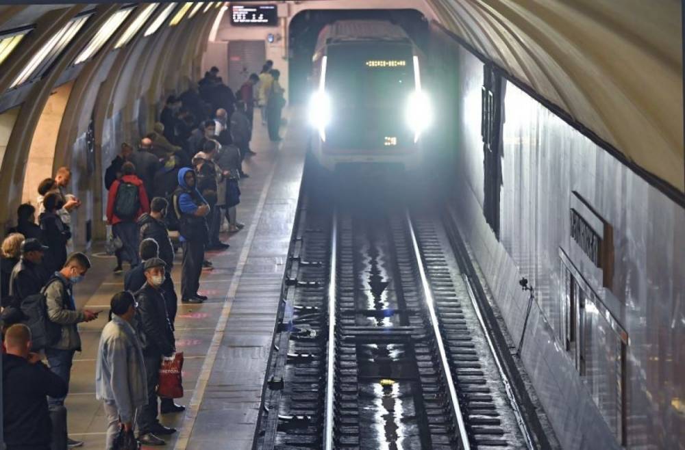 В московском метро подросток катался на самокате, зацепившись за поезд