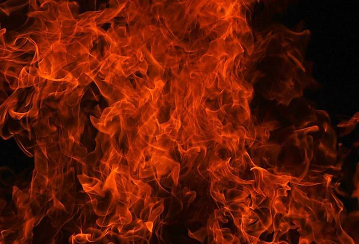 Спасённый из горящей квартиры возле Смольного скончался на руках у врачей
