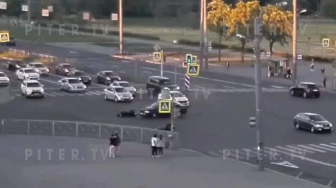 Мотоциклист врезался в легковушку на перекрёстке Пражской улицы и проспекта Славы