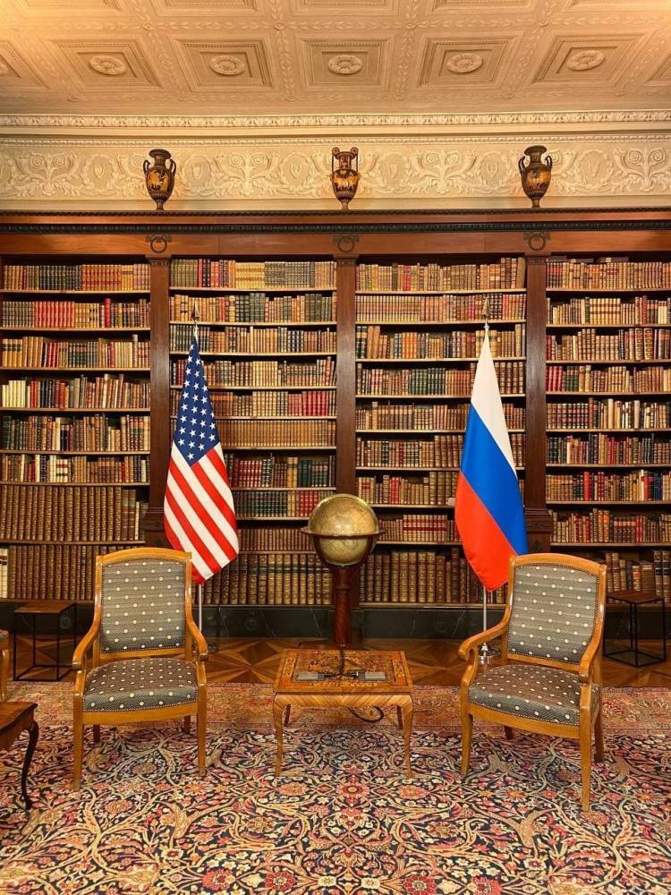 Появилось фото комнаты в Женеве, где пройдет встреча Путина и Байдена. Кресла и много книг