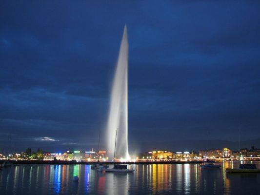 Главный фонтан Женевы будет подсвечен в цвета российского и американского флагов