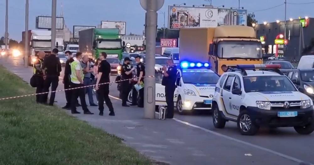 Смертельное ДТП в Киеве: пьяный пешеход толкнул велосипедиста под грузовик (видео)