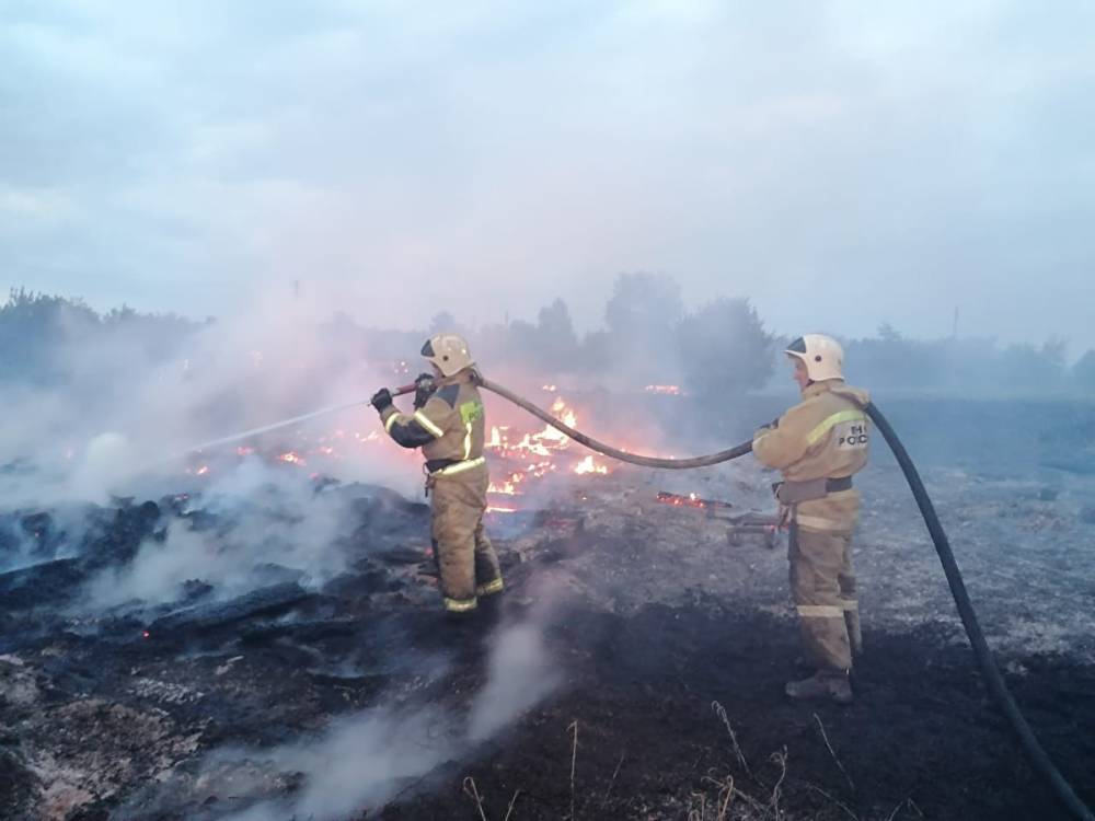 В результате пожара на станции Юрахлы сгорели 10 зданий и 10 гектаров сухой травы