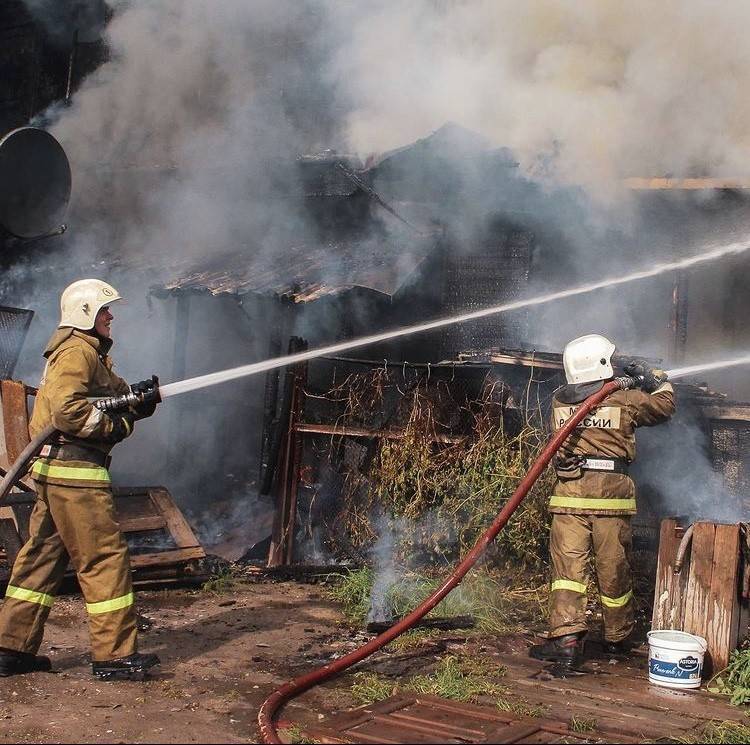 В Астрахани пожарной машине преградила путь бетонная плита