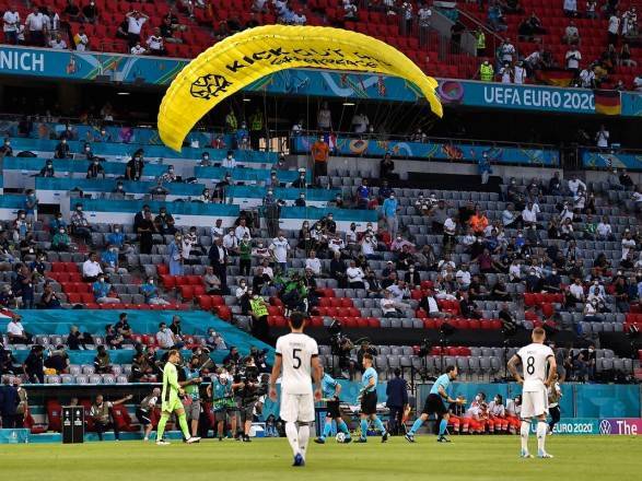 Евро-2020: перед матчем Франции и Германии на стадион приземлился парашютист из Greenpeace, несколько человек пострадали