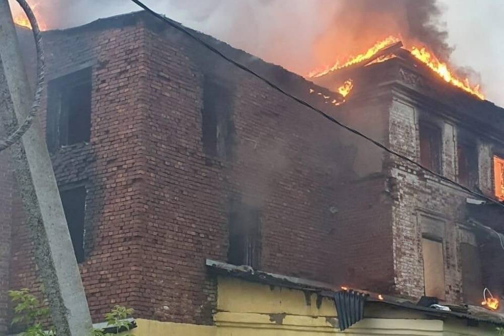 Сгорела крыша исторического здания в Елабуге, начата проверка