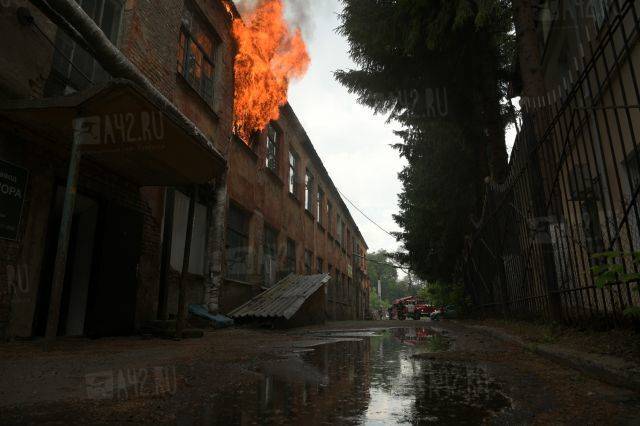 В центре Кемерова загорелось здание завода
