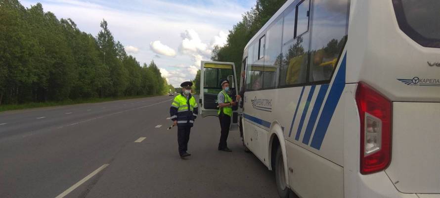 В Петрозаводске инспекторы остановили нарушителя за рулем автобуса