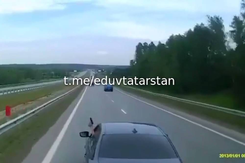 Водитель на трассе М7 в Татарстане угрожал автохамам пистолетом