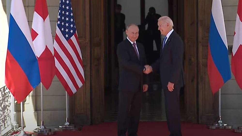 Путин и Байден пожали руки перед саммитом Россия — США