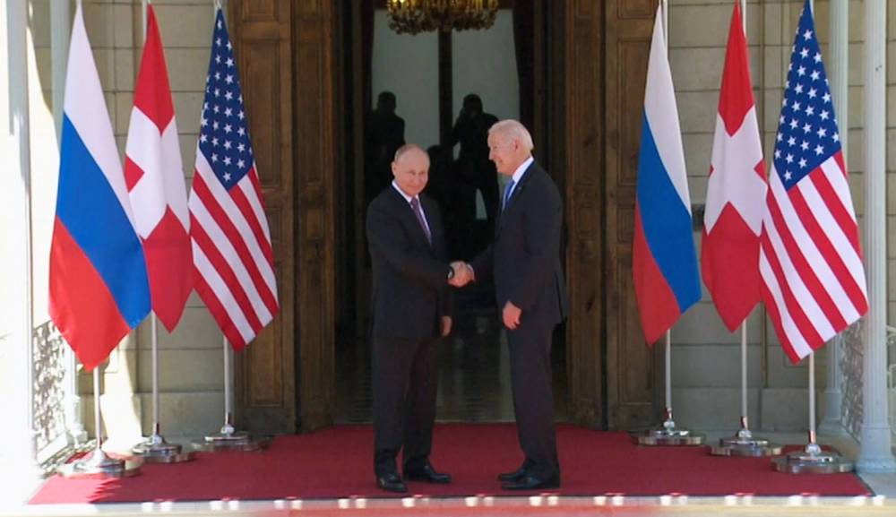 Путин и Байден пожали руки перед саммитом