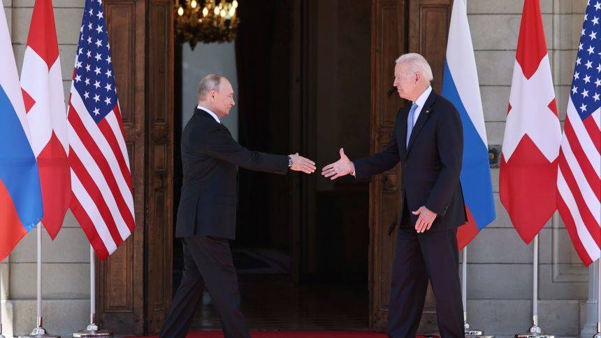 Историческое рукопожатие: Путин и Байден перед началом саммита в Женеве — видео