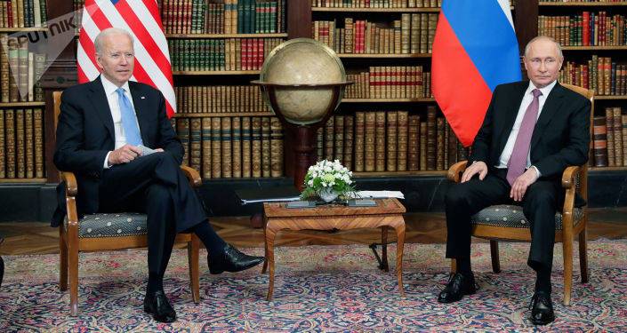 Путин и Байден обменялись шутками, когда из зала выводили прессу. Видео