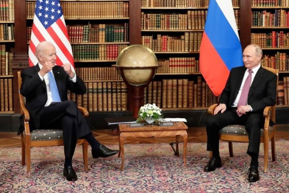 Журналисты из США устроили давку на саммите Путина и Байдена