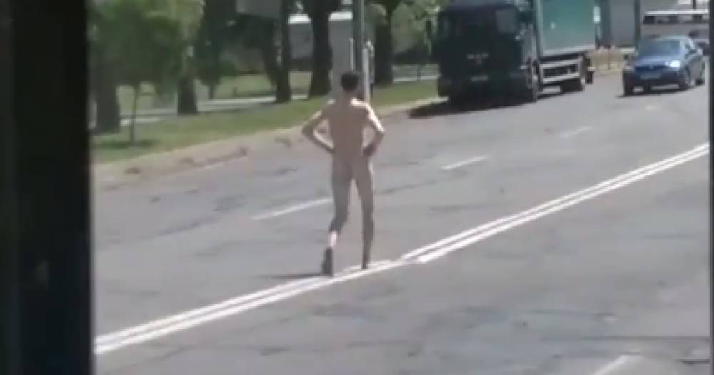 "Просто жарко": в Киеве на Троещине голый мужчина устроил променад посреди трассы (ВИДЕО)