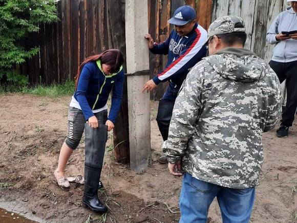 Мэр столицы Тувы помог хозяйке затопленного дома — подарил резиновые сапоги (фото)