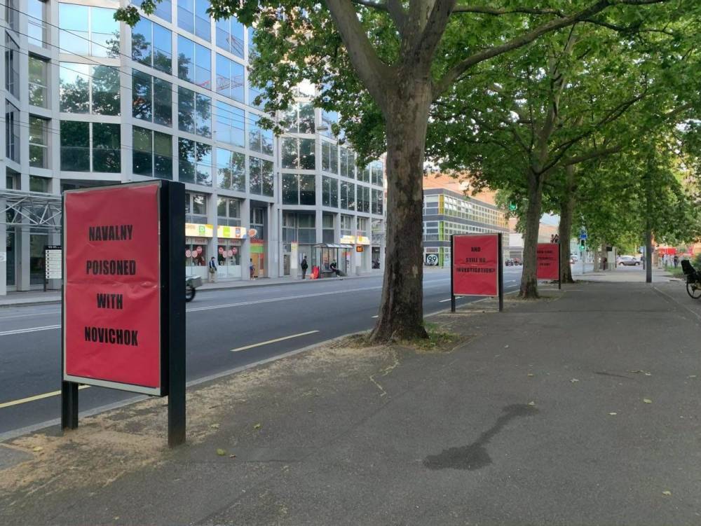 В Женеве установили три билборда с вопросами Путину о Навальном