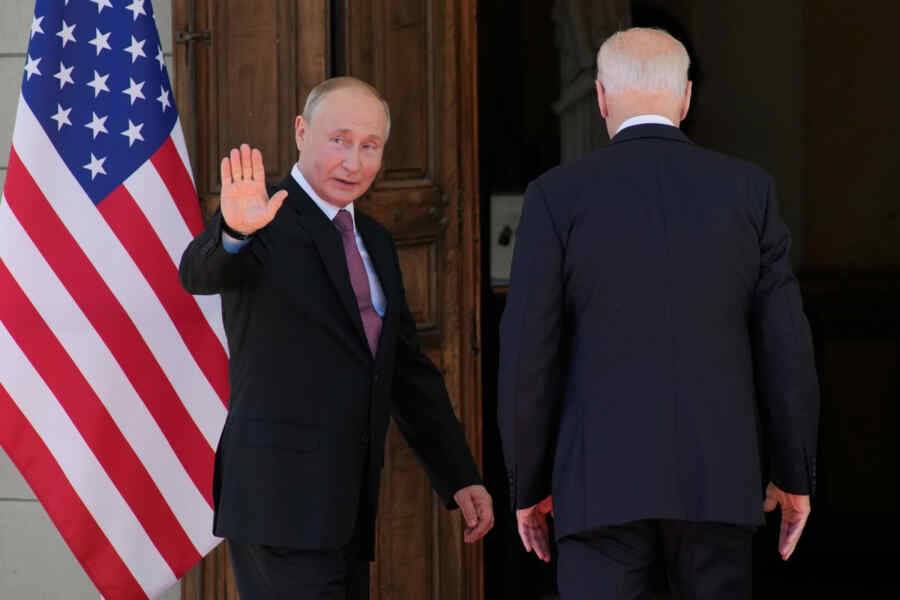 Уверенный Путин и Байден со шпаргалкой: эксперт прокомментировала начало саммита Россия – США