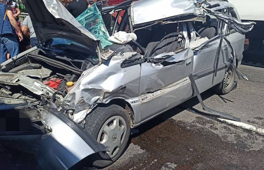 На МКАД легковушка врезалась в автопоезд – водитель погиб