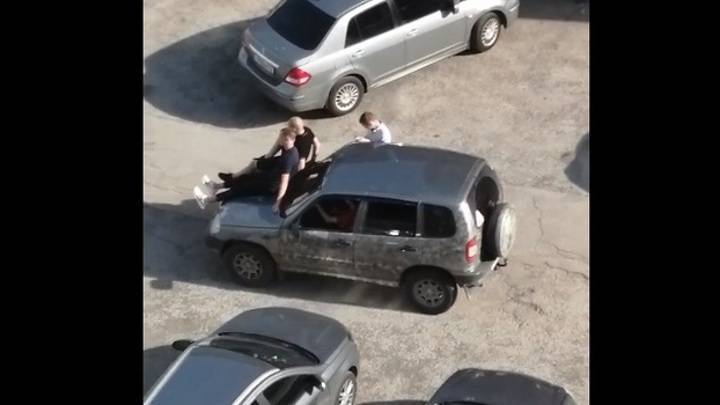Катал друзей на капоте. В Тольятти сняли детей за рулем автомобиля