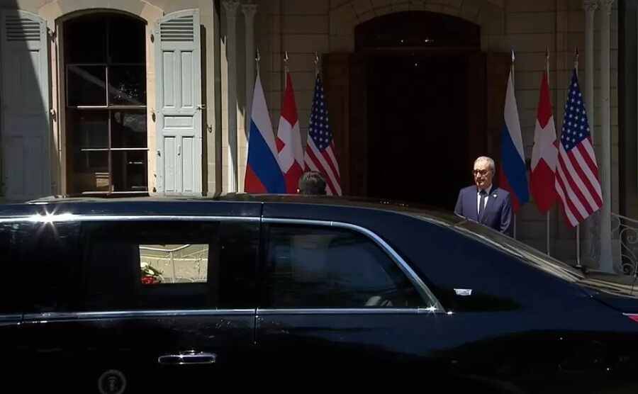 Новый конфуз Байдена: президент Швейцарии ждал, пока глава Белого дома сможет выйти из лимузина