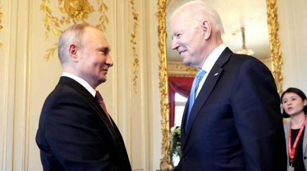 Зажатость на фоне спокойствия Путина: психолог прочитал поведение Байдена на саммите