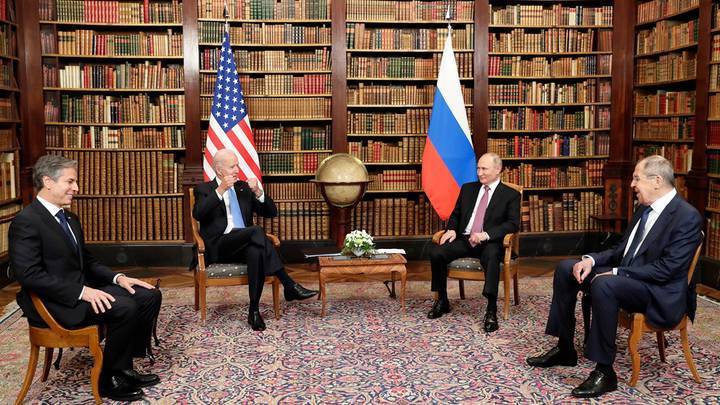 Психолог объяснила неуверенностью позу Байдена на встрече с Путиным